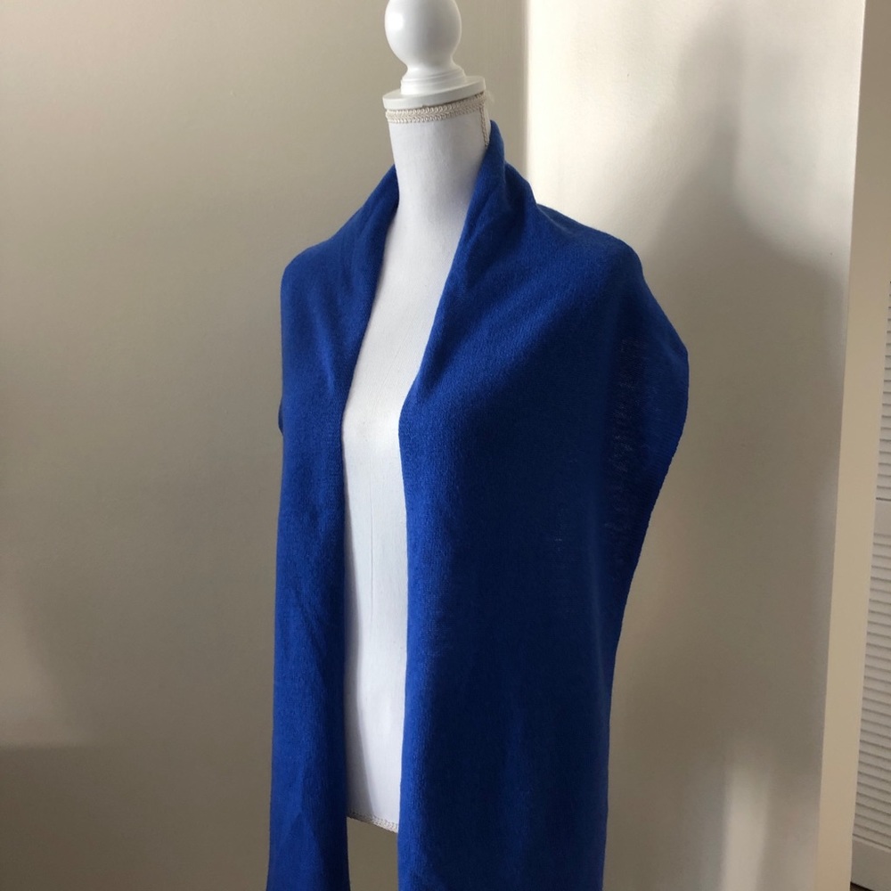 New with tags 100%cachemire royal blue scarf